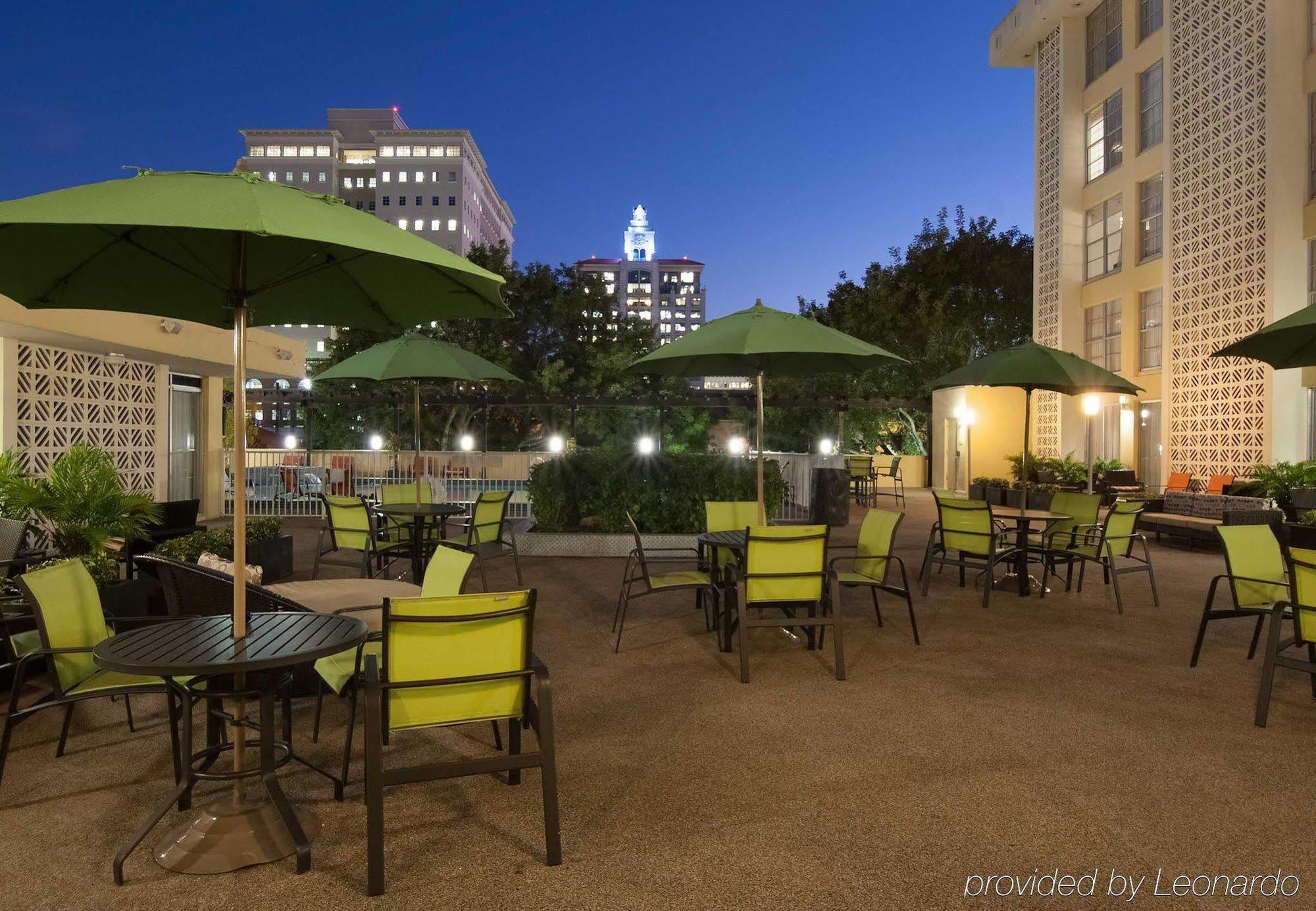 Courtyard Miami Coral Gables Hotel Exterior foto